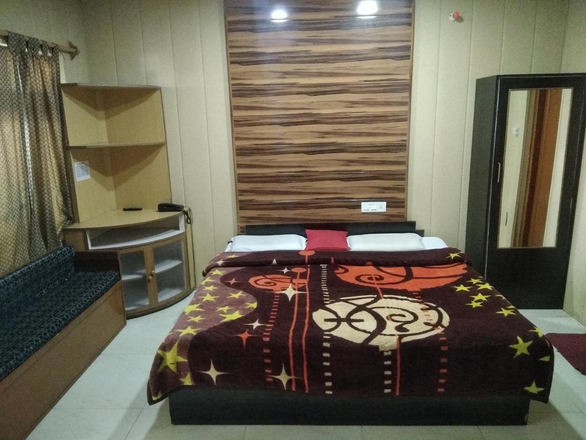 Hotel Neelam Raj Найнітал Екстер'єр фото