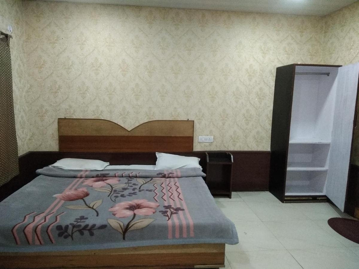 Hotel Neelam Raj Найнітал Екстер'єр фото